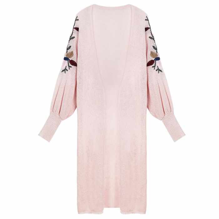 服飾的華彩詩篇 色彩、刺繡與皮革的交織之美